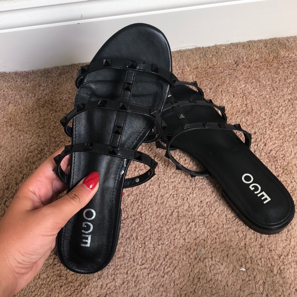 Black slides for a pool day or even a night out!